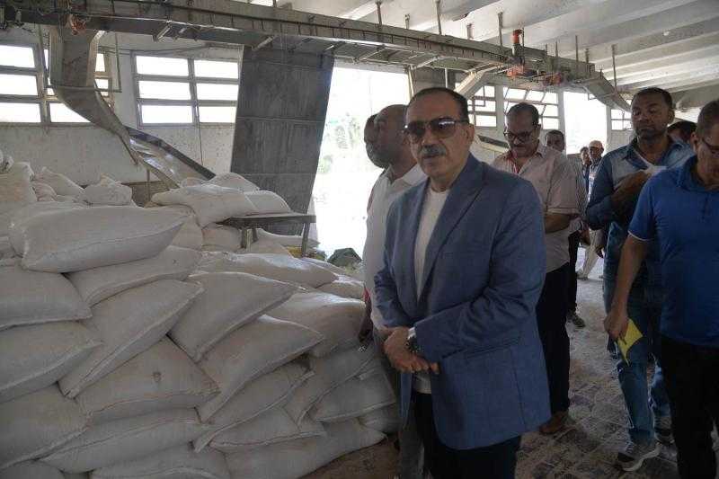 محافظ أسيوط يفاجئ العاملين بمطاحن مصر الوسطى للتأكد من سلامة الدقيق المنتج